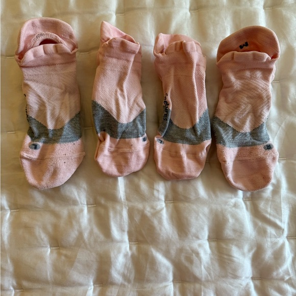 *Sold* Feetures Pink and Gray Ankle Socks - Picture 2 of 4